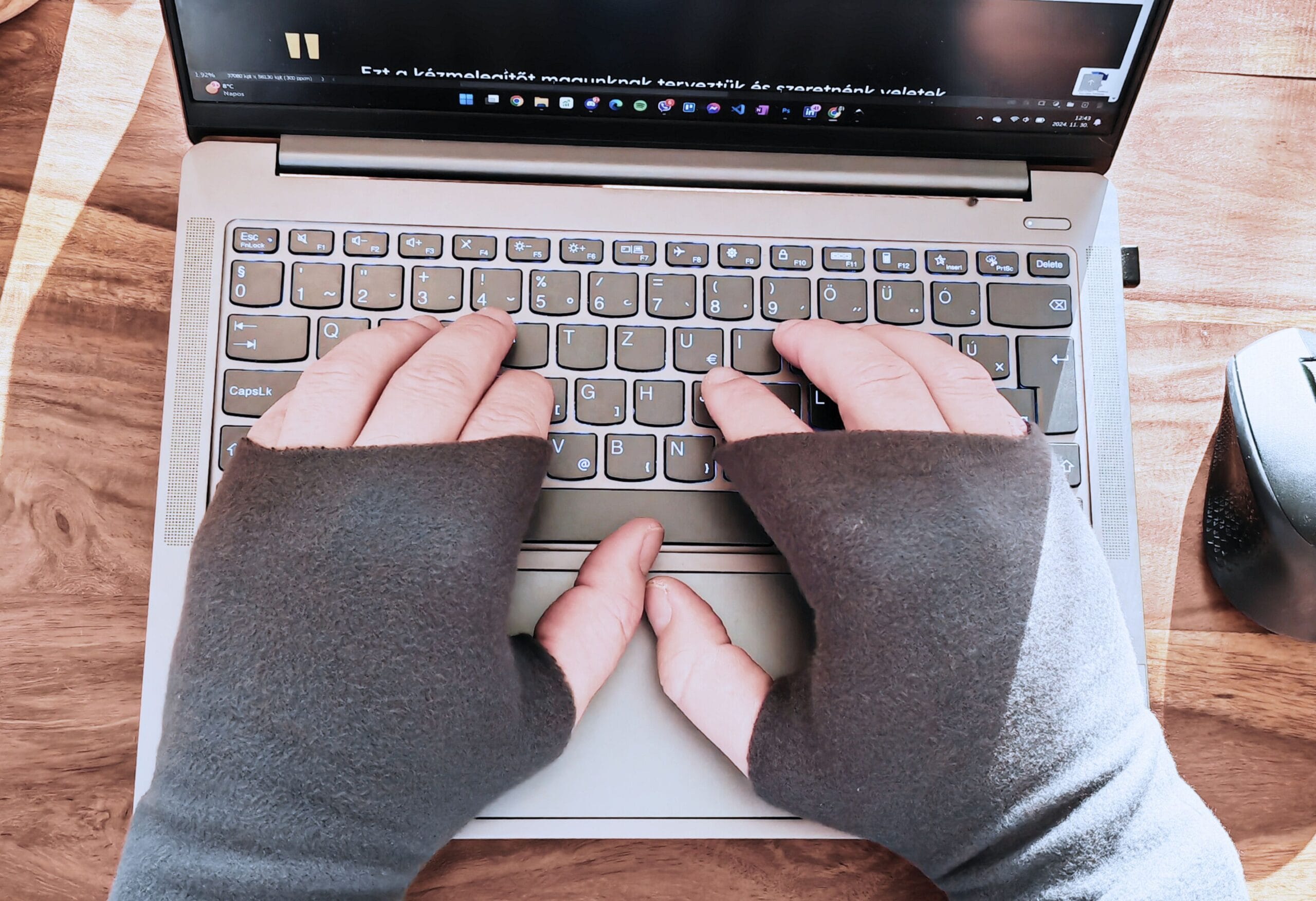 officesoft | irodai kesztyű | hideg kezek ellen | irodaikesztyu.hu | kesztyű munkához | kesztyű otthonra | téli kesztyű | hideg kéz | polár kesztyű | kézmelegítő | kéz melegítő | melegítő pokróc | home office